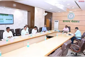 मुख्यमंत्री हेमंत सोरेन ने पथ निर्माण विभाग की समीक्षा बैठक में अधिकारियों को लगाई फटकार