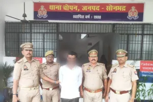 चोपन पुलिस ने गैंगस्टर एक्ट में वांछित पुरस्कार घोषित अभियुक्त को किया गिरफ्तार