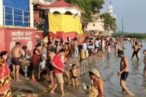 गुरु पूजन के साथ पूर्णिमा पर कानपुर के गंगा घाटों पर उमड़ी श्रद्धालुओं की भीड़