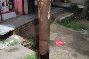 बाराबंकी: रेलवे स्टेशन के सामने जर्जर बिजली का खंभा बना हादसे का सबब, स्थानीय लोगों में दहशत