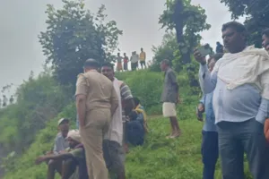 उफनती बिछयारी नदी में डूबे बालक और बचाने गए युवक का दूसरे दिन भी सुराग नहीं