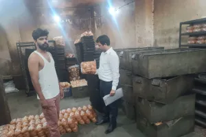 गंदगी में बनते मिले केक और समोसे-कचौड़ी, तीन प्रतिष्ठानों का संचालन बंद, एक को नोटिस