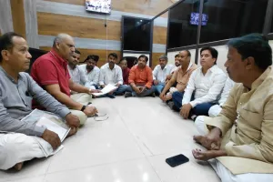 नगर निगम पार्षदों के धरने में विधायक अमिताभ बाजपेई हुए शामिल