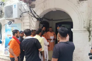 मंदिर की सुरक्षा को लेकर हिन्दू रक्षा दल का प्रदर्शन, पुलिस आयुक्त को सौंपा ज्ञापन