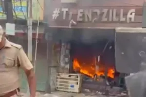लाल बंगला में कपड़े के शोरुम में लगी आग, आग से लाखों का माल जल कर हुआ राख 