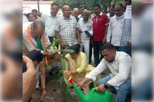 पेड़ से ही प्राण है अभियान के तहत बेलसर ब्लॉक परिसर में जिलाधिकारी ने किया पौधरोपण