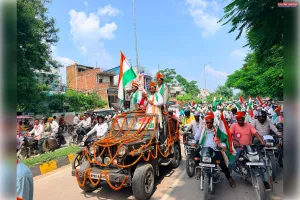 सफाई कर्मचारियों ने तिरंगा रैली निकाल कर भीमराव अंबेडकर की मूर्ति पर माल्यार्पण कर मांगी पुरानी पेंशन