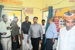 डीएम ने सीएचसी मिठवल किया निरीक्षण : दो कर्मचारी ड्यूटी से मिले गायब