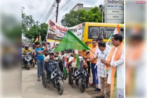 दिव्यांगजनों की तिरंगा यात्रा को मुख्य अतिथि दीपक मौर्या ने हरी झंडी दिखाकर किया रवाना