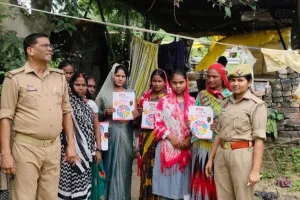 मिशन शक्ति के तहत छात्राओं को योजनाओं और हेल्पलाइन नंबरों की दी जानकारी 