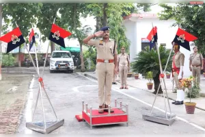 पुलिस अधीक्षक अमेठी  द्वारा रिजर्व पुलिस लाइन अमेठी में शुक्रवार परेड की सलामी ली गई 