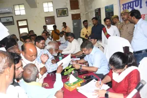 मोबाइल छीनकर भागे बाइक सवार बदमाश, तीन संदिग्ध हिरासत में