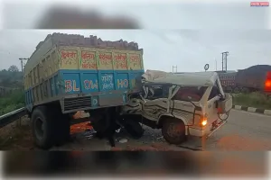 ईंट लदे ट्रैक्टर ट्राली में पीछे से बोलेरो ने मारी टक्कर, बोलेरो चालक घायल 