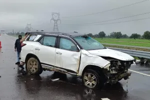 गंगा एक्सप्रेसवे पर फॉर्च्यूनर पलटी, चालक समेत चार घायल