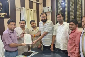 गड्ढा मुक्त सड़क की मांग को लेकर व्यापारियों ने उठाई आवाज