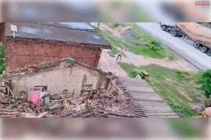 पर जलजमाव से ढहा मकान, कार्यदाई संस्था की लापरवाही पर उठे सवाल