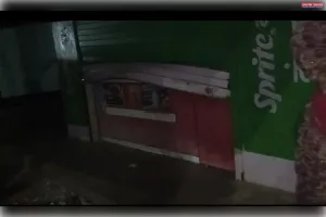 दुकान का शटर तोड़कर पान मसाला और गुल्लक में रखे लाखों रुपये चोरी