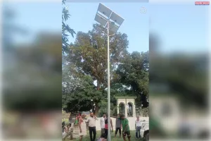 स्मारक परिसर में लगी सोलर स्ट्रीट लाइट, प्रधान ने किया लोकार्पण
