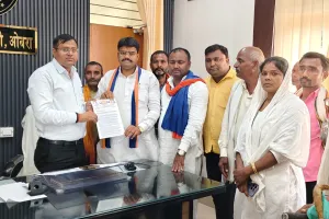300 वर्षों से अधिक पुरानी भूमि के मामले में न्याय की उम्मीद, एसडीएम ओबरा को सौंपा ज्ञापन