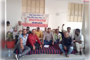 लखनऊ में विद्युत संविदा कर्मचारियों का सत्याग्रह, 14 मांगों को लेकर सौंपा ज्ञापन