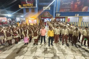 बड़े पर्दे पर वीरता की गाथा देख भावविभोर हुए बच्चे, गूंजा ‘राष्ट्र प्रथम’ का भाव