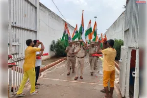 जिला कारागार में निकली तिरंगा यात्रा, बंदियों ने पुष्पवर्षा कर किया स्वागत