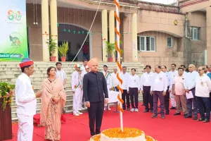 स्वाधीनता का गौरव तिरंगे को नमन, राष्ट्र के महानायकों को श्रद्धांजलि