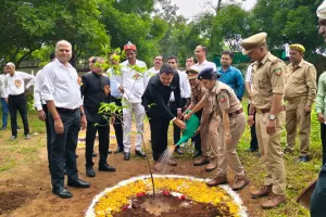 स्वतंत्रता दिवस पर कलेक्ट्रेट परिसर में गूंजा पर्यावरण संरक्षण का संदेश, एक पेड़ मां के नाम अभियान के तहत किया गया पौधरोपण