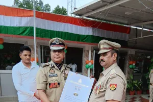 स्वतंत्रता दिवस के अवसर पर सोनभद्र पुलिस के 09 पुलिसकर्मियों को पुलिस महानिदेशक का प्रशंसा चिह्न से किया गया सम्मानित