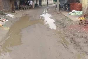 विकास के दावों की खुली पोल, रोड पर पानी और कीचड़ से लोग परेशान