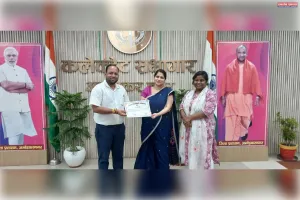 उत्कृष्ट कार्य करने वाले अधिकारियों एवं कर्मचारियों को जिलाधिकारी ने प्रशस्ति पत्र प्रदान कर किया सम्मानित
