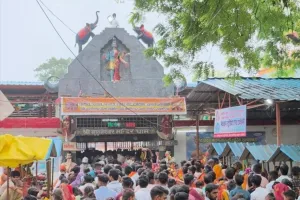 सावन के तीसरे सोमवार को बाल्हेश्वर मंदिर में कांवड़ियों पर हुई पुष्पवर्षा
