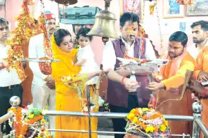 पंचमुखी महादेव मंदिर पहुंचकर जिलाधिकारी ने की पूजा-अर्चना