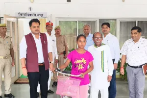 जनसुनवाई में छात्रा की समस्या पर जिलाधिकारी ने लिया त्वरित संज्ञान, उपलब्ध कराई साइकिल
