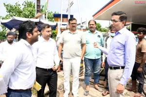 प्रयागराज में तेजवृष्टि के बाद जलनिकासी तेज, मंडलायुक्त ने प्रभावित क्षेत्रों का निरीक्षण कर शीघ्र जलनिकासी के दिए निर्देश।