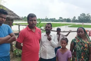 अर्जुनपुर में 30 से अधिक घरों में घुसा बाढ़ का पानी, टूटी नाव के सहारे घर के बाहर निकल रहे ग्रामीण