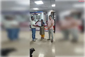 बीमा योजनाओं ने दिया परिवार को आर्थिक सहारा, मृतक की पत्नी को मिले ₹4 लाख