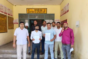 CMO से बकाया मानदेय की भुगतान करने की मांग को लेकर सौंपा ज्ञापन
