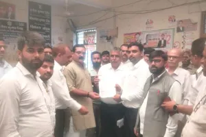 विभिन्न समस्याओं को लेकर खफा हुए वकील, तहसीलदार को सौंपा ज्ञापन