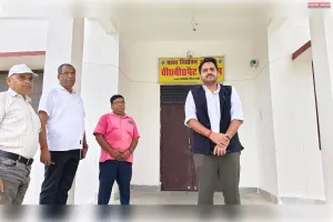 जिलाधिकारी  ने ई0वी0एम0  सहित वी0वी0 पैट गोदाम कक्ष का सी0सी0टी0वी0 के माध्यम से लिया जायजा, सम्बन्धित को दिये आवश्यक दिशा-निर्देश