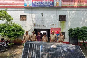 सोरांव पुलिस  द्वारा 02 वांछित अभियुक्त गिरफ्तार, कब्जे से चोरी के 07 पैनल (अनुमानित कीमत 2,50,000/- रूपये) व घटना में प्रयुक्त 01 पिकअप बरामद।