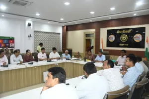 जिलाधिकारी ने बाढ़ के सम्बंध में बैठक करते हुए सभी सम्बंधित अधिकारियों को दिया दिशा-निर्देश।