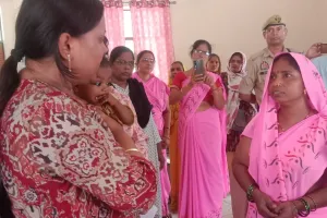बाल विकास परियोजना होलागढ़ में SAM एवं MAM बच्चे एवं उनके अभिभावकों से पोषण के संबंध में सीडीओ ने की चर्चा।