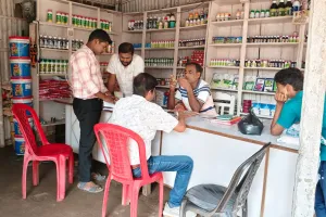 निलंबित दुकान में खाद की बिक्री पर  विभागीय अफसरों की चुप्पी से उठ रहे हैं सवाल 