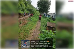 महीनों से बंद पड़ा पीसीसी सड़क निर्माण, फिसलन भरी मिट्टी से होकर स्कूल पहुंच रहे बच्चे