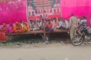 सड़क निर्माण की मांग को लेकर किसानों का धरना चौथे दिन भी जारी