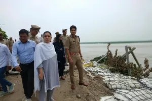 बाढ़ के खतरे को देखते हुए अलर्ट मोड पर प्रशासन, डीएम-एसपी ने कलवारी तटबंध का किया संयुक्त निरीक्षण