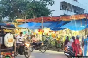 फव्वारा तिराहे पर फुटपाथ तक सजी प्लास्टिक की दुकानें, जाम से परेशान राहगीर; प्रशासन की कार्रवाई पर उठे सवाल