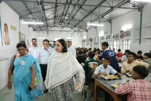 जिलाधिकारी ने जवाहर नवोदय विद्यालय रुधौली का किया निरीक्षण, बच्चों के साथ बैठकर परखा भोजन