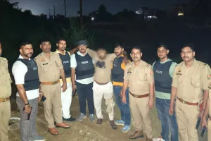 गोरखपुर :रामगढ़ताल में पुलिस मुठभेड़ के बाद शातिर नकबजन गिरफ्तार, जेवर और नकदी बरामद